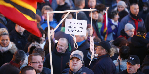 Zwischen Demonstranten ragt ein hölzerner Galgen empor. An ihm hängt ein Zettel „Reserviert Sigmar ,Das Pack` Gabriel“ Zwischen Demonstranten ragt ein hölzerner Galgen empor. An ihm hängt ein Zettel „Reserviert Sigmar ,Das Pack` Gabriel“