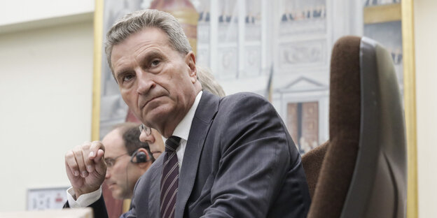 Günther Oettinger sitzt auf einem Sessel Günther Oettinger sitzt auf einem Sessel