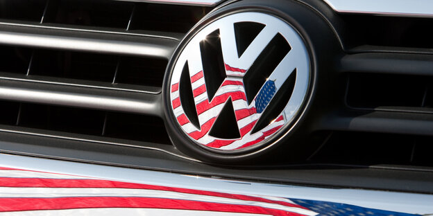 Auf einer Kühlerhaube prangt ein VW-Symbol, in dem sich die USA-Fahne spiegelt Auf einer Kühlerhaube prangt ein VW-Symbol, in dem sich die USA-Fahne spiegelt