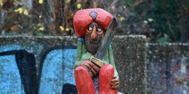 Eine Figur auf dem Ali-Baba-Spielplatz mit Turban und Machete lächelt heimtückisch Eine Figur auf dem Ali-Baba-Spielplatz mit Turban und Machete lächelt heimtückisch
