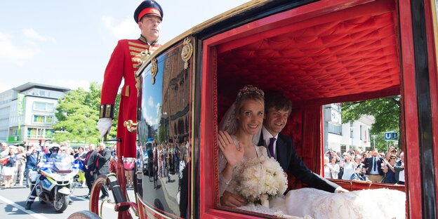 Ein Hochzeitspaar in einer Kutsche Ein Hochzeitspaar in einer Kutsche