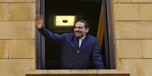 Saad Hariri grüßt aus einem Fenster Saad Hariri grüßt aus einem Fenster