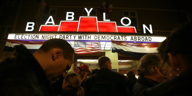 Menschen vor Eingang des Kino Babylon Menschen vor Eingang des Kino Babylon
