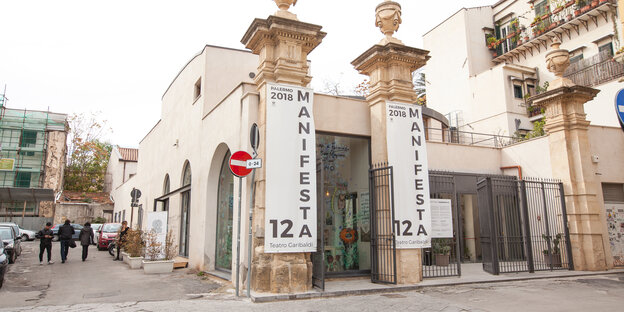 An einem Gebäude hängen Banner mit der Aufschrift "Manifesta 12"