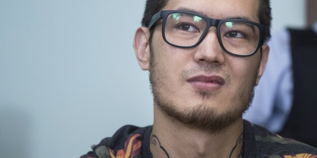 Ein Mann mit Brille und Kinnbart Ein Mann mit Brille und Kinnbart