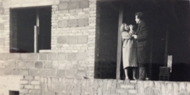 Eine Frau und ein Mann stehen im Rohbau eines Hauses Eine Frau und ein Mann stehen im Rohbau eines Hauses