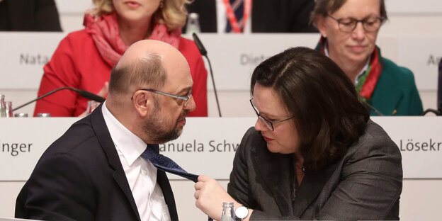 Andrea Nahles richtet Martin Schulz die Krawatte Andrea Nahles richtet Martin Schulz die Krawatte