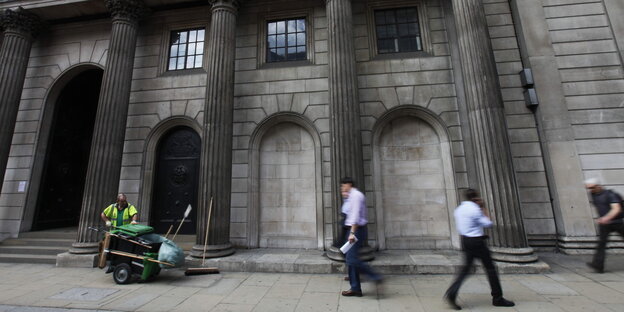 Fußgänger vor der Bank of England in London Fußgänger vor der Bank of England in London