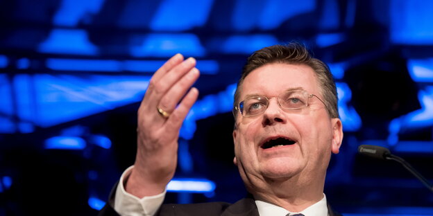 DFB-Präsident Reinhard Grindel gestikuliert während einer Rede DFB-Präsident Reinhard Grindel gestikuliert während einer Rede