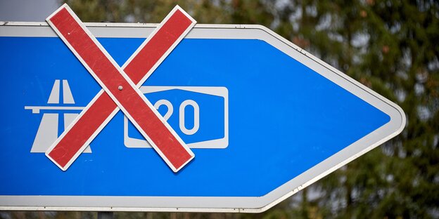 Ein rotes Kreuz über dem Schild der A20 Ein rotes Kreuz über dem Schild der A20