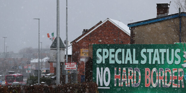 Ein Schild der katholischen Sinn-Fein-Partei in Nordirland mit der englischen Aufschrift "Sonderstatus, keine harte Grenze" Ein Schild der katholischen Sinn-Fein-Partei in Nordirland mit der englischen Aufschrift "Sonderstatus, keine harte Grenze"