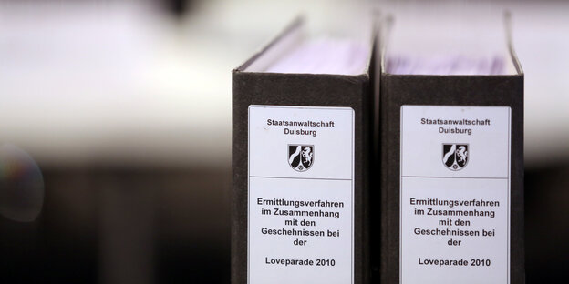 Zwei Ordner stehen nebeneinander Zwei Ordner stehen nebeneinander