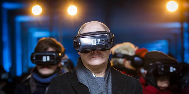 Olaf Scholz probiert eine Datenbrille aus. Olaf Scholz probiert eine Datenbrille aus.