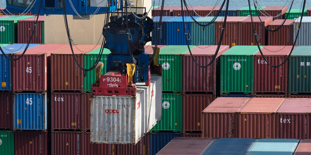 Gestapelte Container auf einem Schiff Gestapelte Container auf einem Schiff