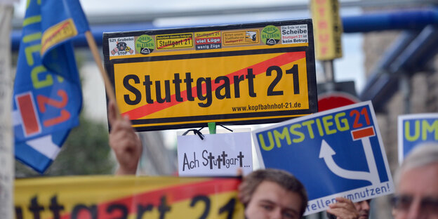 Demo gegen Stuttgart 21: Menschen mit Transparenten in der Hand Demo gegen Stuttgart 21: Menschen mit Transparenten in der Hand