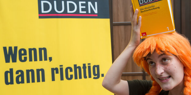 Als Pippi Langstrumpf verkleidete Frau posiert vor einem Plakat auf dem Wenn, dann richtig vom Duden steht Als Pippi Langstrumpf verkleidete Frau posiert vor einem Plakat auf dem Wenn, dann richtig vom Duden steht