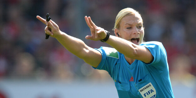 Bibiana Steinhaus gibt Handzeichen Bibiana Steinhaus gibt Handzeichen
