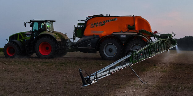 Trecker in der Dämmerung verspritzt Pestizid Trecker in der Dämmerung verspritzt Pestizid