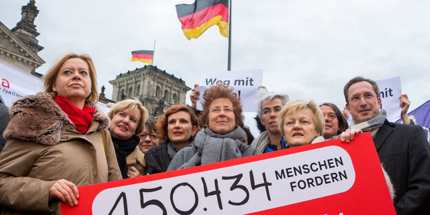 Mehrere Politikerinnen vor dem Reichstagsgebäude mit Plakat, auf dem die Zahl der Unterschriften steht Mehrere Politikerinnen vor dem Reichstagsgebäude mit Plakat, auf dem die Zahl der Unterschriften steht