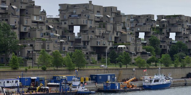 Betongebäude an einem Hafen Betongebäude an einem Hafen