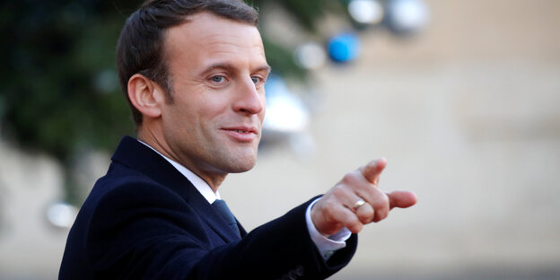 Emmanuel Macron zeigt mit der rechten Hand nach vorn Emmanuel Macron zeigt mit der rechten Hand nach vorn