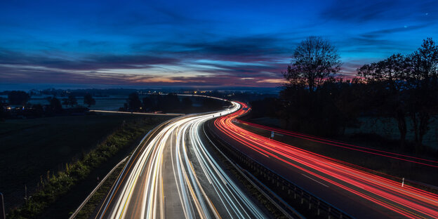 Sonnenaufgang über einer Autobahn