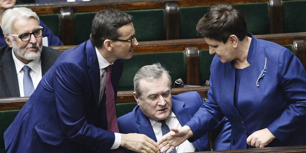 Morawiecki reicht Beata Szydlo die Hand Morawiecki reicht Beata Szydlo die Hand