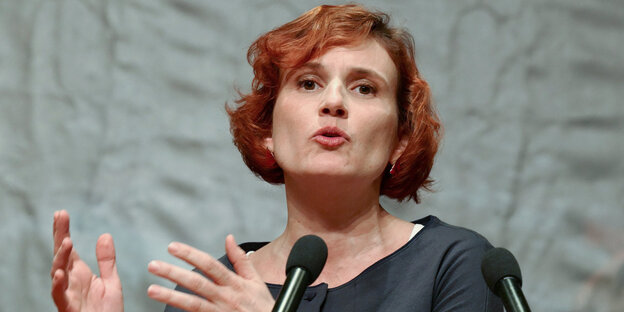 Eine Frau redet. Es ist Katja Kipping Eine Frau redet. Es ist Katja Kipping