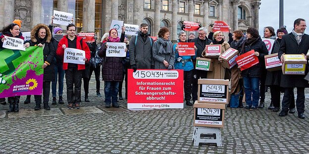 Die Initator*innen der Petition zur Abschaffung von 219a vor dem Reichstagsgebäude - mit Plakaten in der Hand Die Initator*innen der Petition zur Abschaffung von 219a vor dem Reichstagsgebäude - mit Plakaten in der Hand
