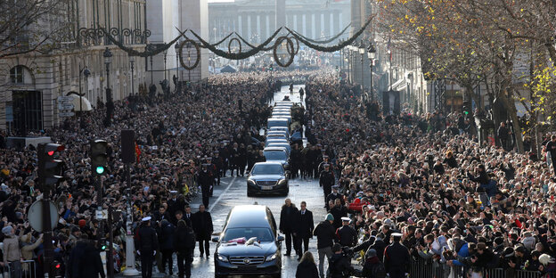 Der Sarg von Johnny Hallyday fährt in einem Auto dem Trauerzug voran in der Nähe des Place de la Concorde Der Sarg von Johnny Hallyday fährt in einem Auto dem Trauerzug voran in der Nähe des Place de la Concorde