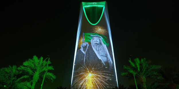 Auf dem KIngdom Tower leuchten die Fotos von König Salman und seinem Sohn Auf dem KIngdom Tower leuchten die Fotos von König Salman und seinem Sohn
