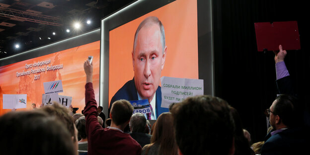 Das Gesicht Wladimir Putins auf einer Video-Leinwand Das Gesicht Wladimir Putins auf einer Video-Leinwand