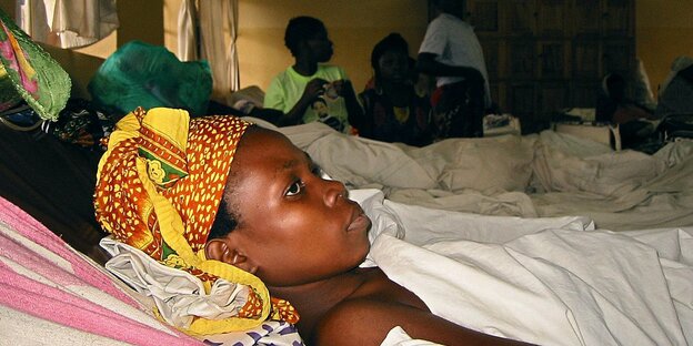 Eine Frau liegt im Panzi-Krankenhaus von Bukavu in einem Bett Eine Frau liegt im Panzi-Krankenhaus von Bukavu in einem Bett