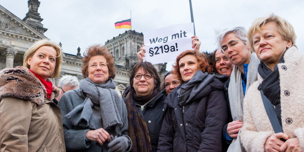 Die Ärztin Kristina Hänel steht mit Unterstützerinnen wie Renate Künast und Katja Kipping vor dem Reichstag in Berlin Die Ärztin Kristina Hänel steht mit Unterstützerinnen wie Renate Künast und Katja Kipping vor dem Reichstag in Berlin