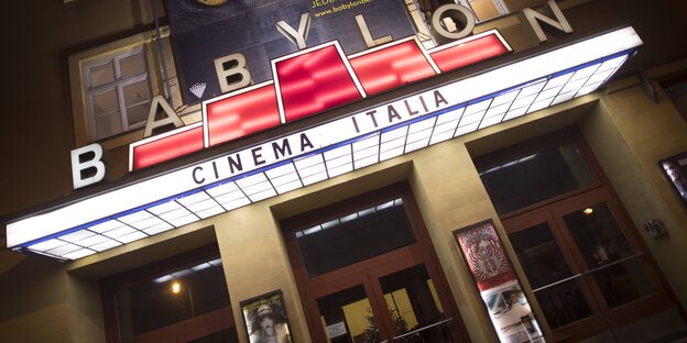 Ein beleuchteter Eingang zum Kino Babylon Ein beleuchteter Eingang zum Kino Babylon