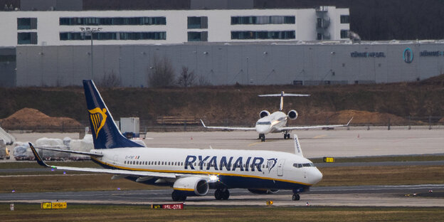 Ein Flugzeug von Ryanair steht auf einem Rollfeld Ein Flugzeug von Ryanair steht auf einem Rollfeld