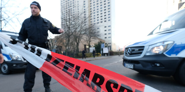 Ein Polizist sperrt eine Straße in Leipzig ab. Ein Polizist sperrt eine Straße in Leipzig ab.