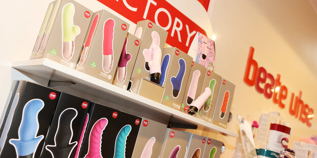 Ein Beate Uhse Shop, in den Regalen stehen viele Dildos Ein Beate Uhse Shop, in den Regalen stehen viele Dildos