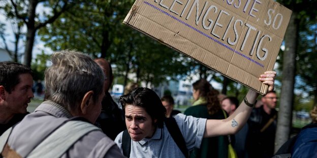 Diskussion zwischen zwei AktivistInnen Diskussion zwischen zwei AktivistInnen