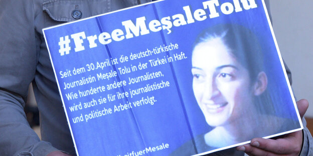 Flyer mit dem Gesicht Tolus und Solidaritätsbekundungen Flyer mit dem Gesicht Tolus und Solidaritätsbekundungen