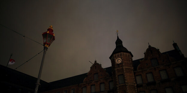 Das dunkle Düsseldorfer Rathaus Das dunkle Düsseldorfer Rathaus