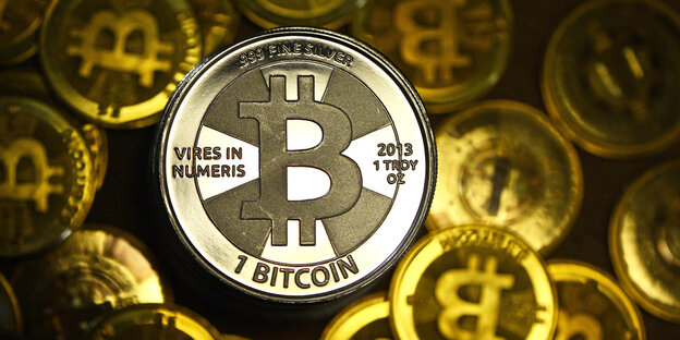 Mehrere Münzen mit dem Bitcoinsymbol Mehrere Münzen mit dem Bitcoinsymbol
