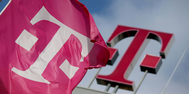 Das Telekom-Logo weht auf einer Fahne Das Telekom-Logo weht auf einer Fahne