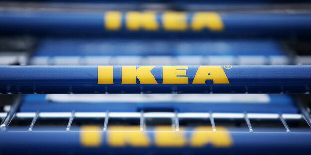 ikea-Logo auf Einkaufswagen ikea-Logo auf Einkaufswagen