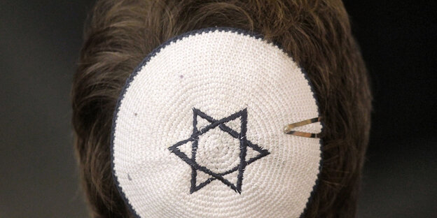 Eine Kippa mit einen Davidstern Eine Kippa mit einen Davidstern