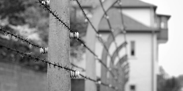 Schwarz-Weiß-Bild eines Zauns des ehemaligen Konzentrationslagers Sachsenhausen Schwarz-Weiß-Bild eines Zauns des ehemaligen Konzentrationslagers Sachsenhausen