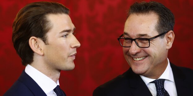 Heinz-Christian Strache lächelt Kanzler Sebastian Kurz an Heinz-Christian Strache lächelt Kanzler Sebastian Kurz an