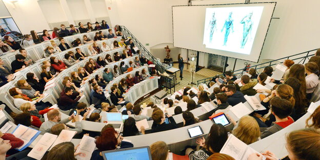 Ein gut gefüllter Anatomie-Hörsaal der Medizinischen Fakultät an der Martin-Luther-Universität Halle-Wittenberg Ein gut gefüllter Anatomie-Hörsaal der Medizinischen Fakultät an der Martin-Luther-Universität Halle-Wittenberg