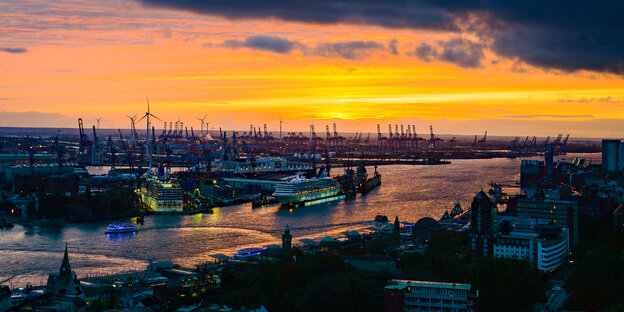 Der Hamburger Hafen bei Sonnenuntergang Der Hamburger Hafen bei Sonnenuntergang