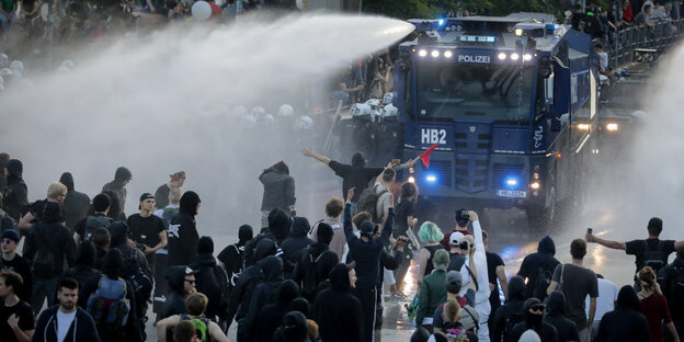 Wasserwerfer der Polizei sind auf Demonstranten gesetzt Wasserwerfer der Polizei sind auf Demonstranten gesetzt
